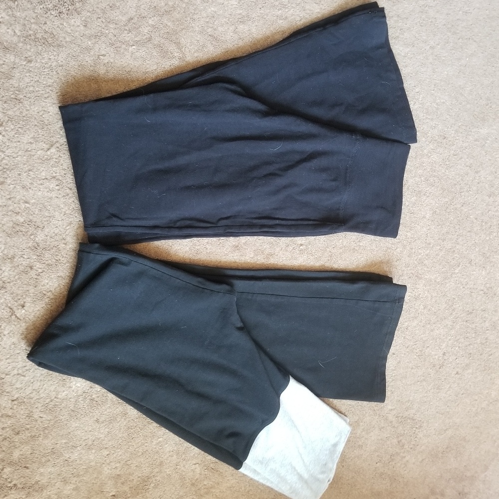 2 pairs of yoga pants